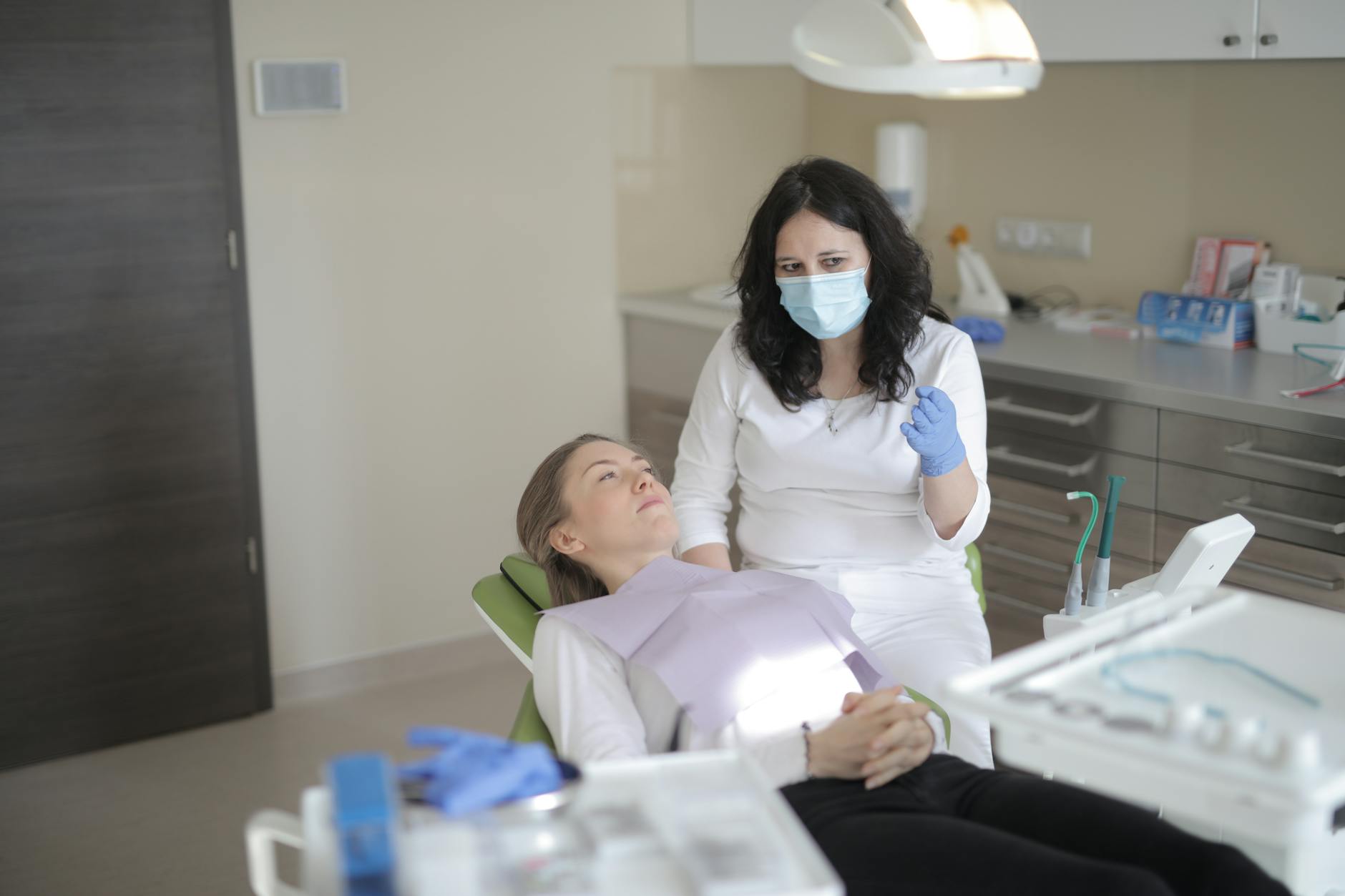 Îngrijirea sănătății orale și implanturilor dentare.